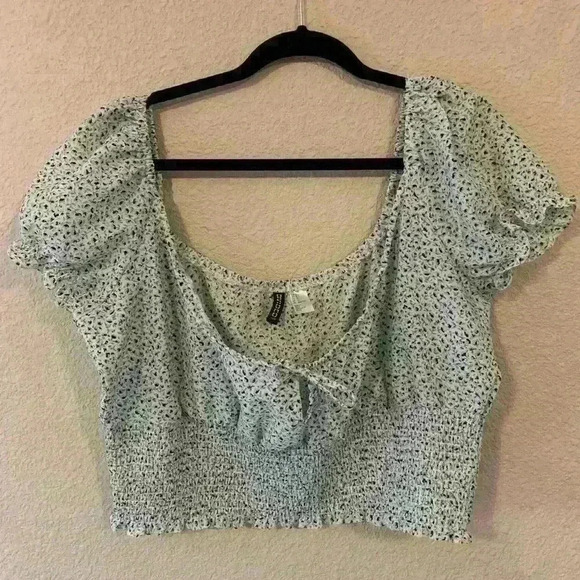 H&M Divided Cropped Smocked Floral puff sleeve - Picture 1 of 6